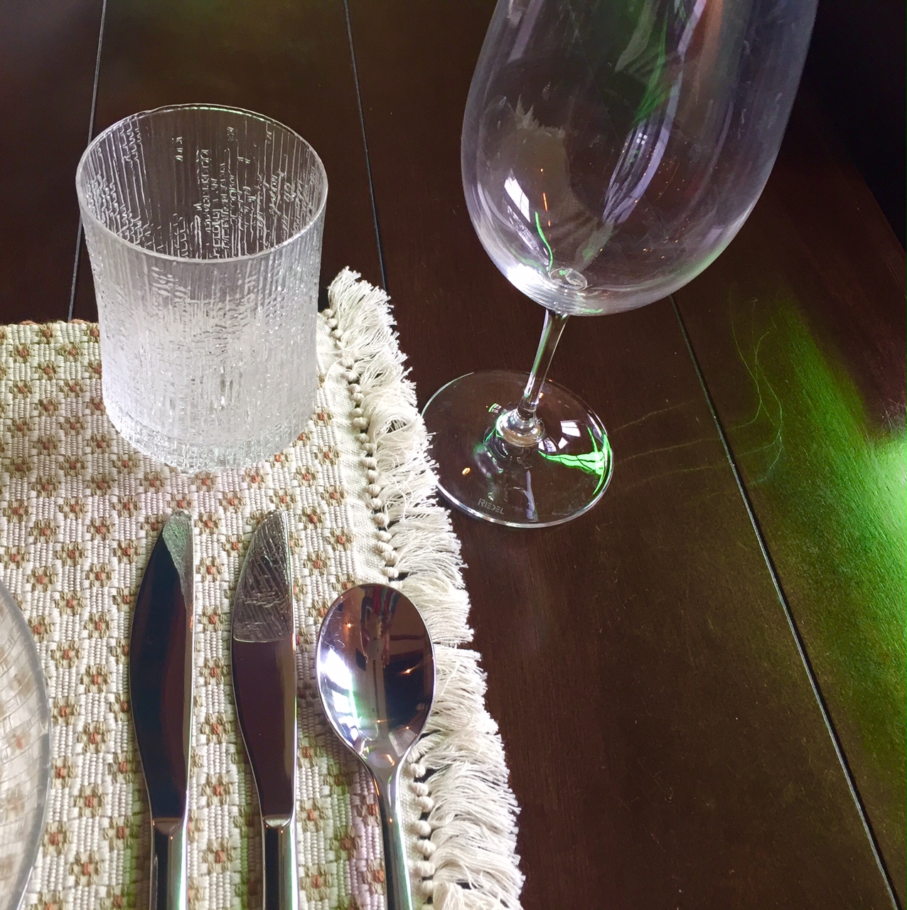 Placing Wine Glasses on Your Table